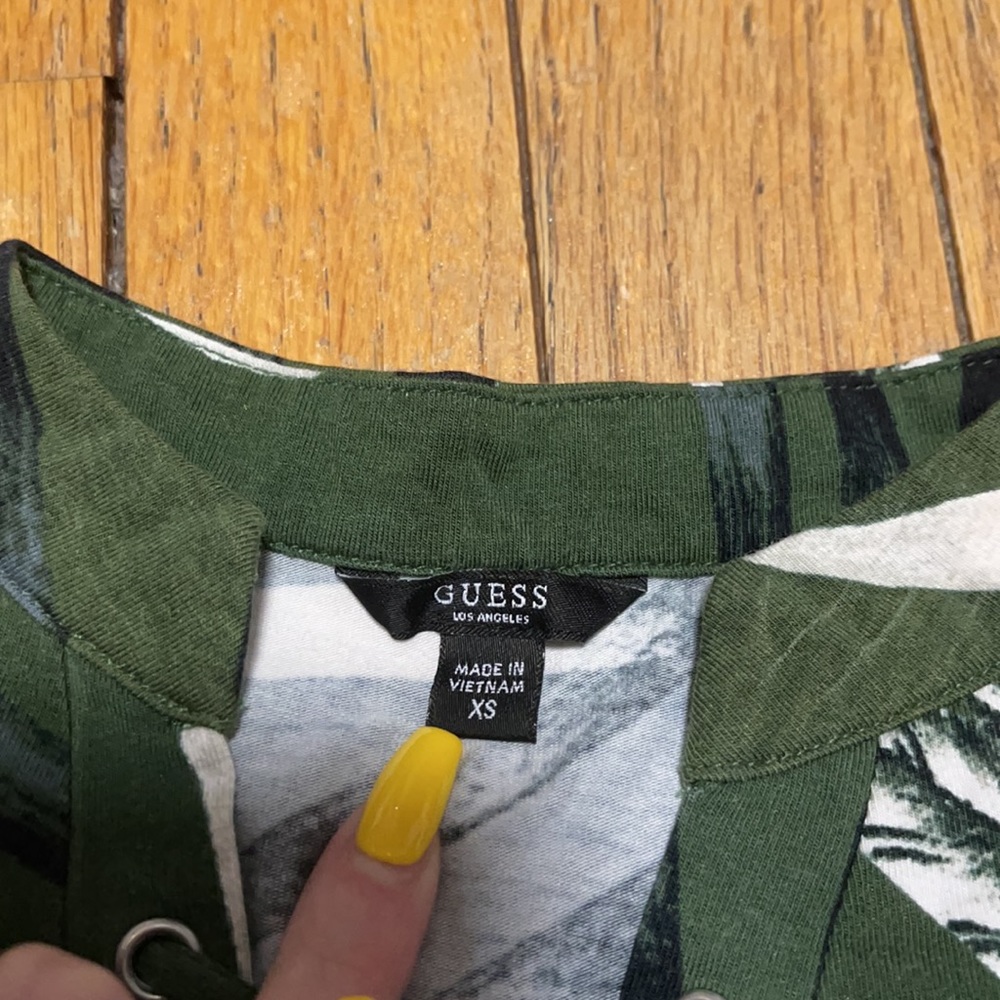 green crop top with leaves - Picture 3 of 3